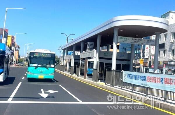 국내 최초로 도입된 제주시 서광로의 섬식정류장이 9일 오전 6시 개통, 본격 운영된다. 사진은 제주버스터미널 앞 섬식정류장. ⓒ헤드라인제주