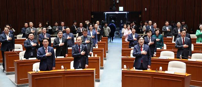 권영세 국민의힘 비상대책위원장과 권성동 원내대표를 비롯한 의원들이 5일 서울 여의도 국회에서 열린 의원총회에 참석해 국민의례를 하고 있다. 뉴시스 제공