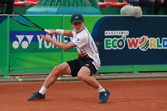 문경시청과의 결승에서 홀로 2승을 따낸 수원시청 일본인 선수 후네미즈 하야토. 대한소프트테니스협회 제공