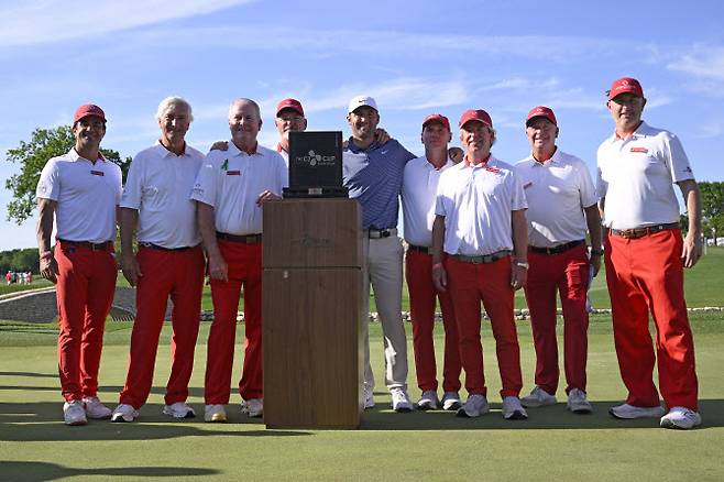 우승자 스코티 셰플러와 함께 기념 촬영한 댈러스 세일즈맨십 클럽 회원들.(사진=AFPBBNews)