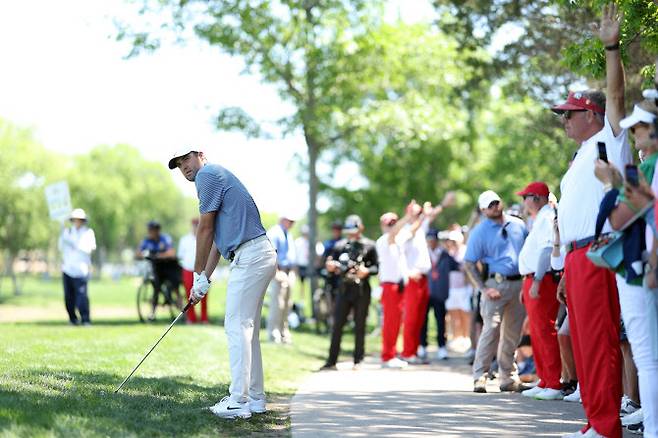 갤러리를 통제하는 댈러스 세일즈맨십 클럽 회원들.(사진=AFPBBNews)