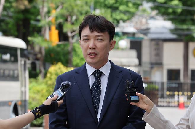 이정섭 대전고검 검사가 지난해 5월 28일 오후 처남 마약 사건 수사를 무마했다는 의혹 관련 탄핵 심판 2회 변론기일 출석을 위해 서울 종로구 헌법재판소로 들어가며 취재진에게 입장을 밝히고 있다. (사진=연합뉴스)