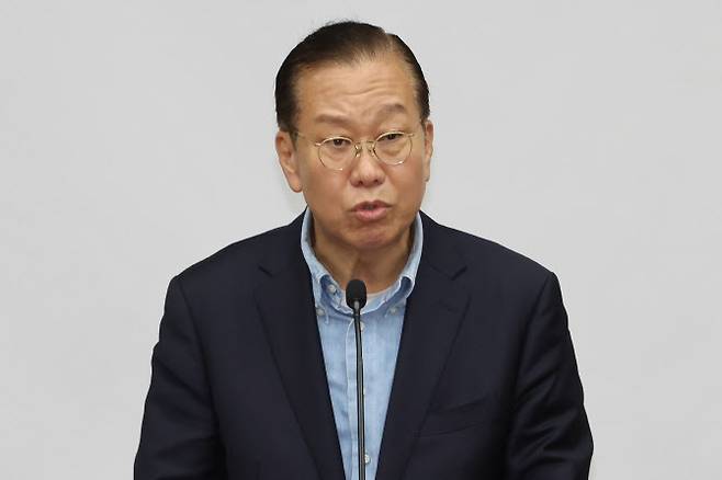 6일 오후 국민의힘 의원총회에서 권영세 국민의힘 비상대책위원장이 김문수 후보와 한덕수 후보의 단일화를 촉구하고 있다.(사진=연합뉴스)