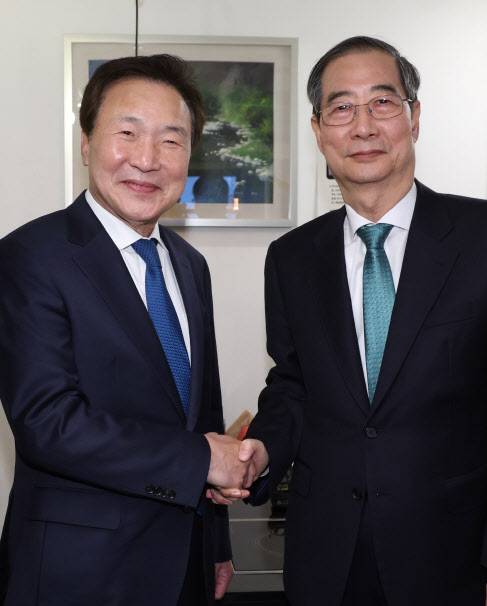 한덕수 무소속 대선 예비후보와 손학규 전 바른미래당 대표가 5일 서울 종로구 한 식당에서 만찬 회동을 하고 있다. (사진=연합뉴스)