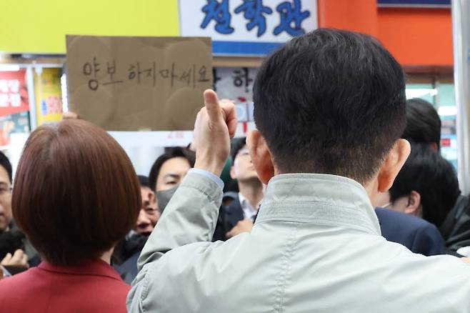 김문수 국민의힘 대선 후보가 6일 경북 포항시 죽도시장을 방문해 시민들을 향해 ‘엄지 척’ 하고 있다 (사진=뉴시스)