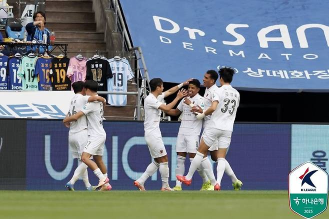 5일 울산과 경기에서 오베르단의 선제골이 터지자 기뻐하는 포항 선수들