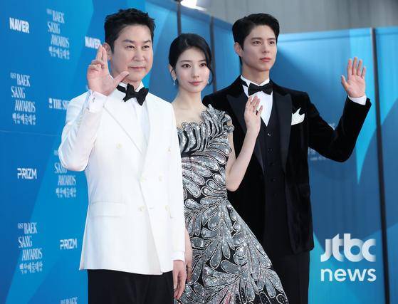 '제61회 백상예술대상 with 구찌' 레드카펫 행사가 5일 오후 서울 강남구 코엑스 B1홀에서 열렸다. '제61회 백상예술대상 with 구찌'는 이탈리아 럭셔리 브랜드 구찌(Gucci)가 3년 연속 파트너로 참여하며, JTBC·JTBC2·JTBC4에서 동시 생중계, 프리즘·네이버TV·치지직에서 디지털 생중계된다. 박세완 엔터뉴스팀 기자 park.sewan@jtbc.co.kr