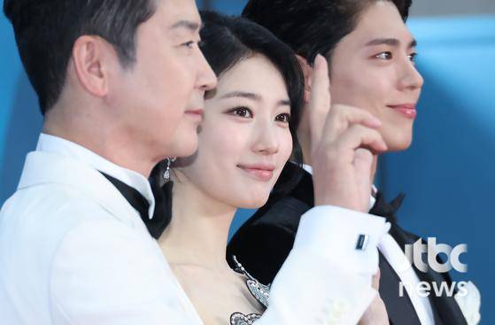 '제61회 백상예술대상 with 구찌' 레드카펫 행사가 5일 오후 서울 강남구 코엑스 B1홀에서 열렸다. '제61회 백상예술대상 with 구찌'는 이탈리아 럭셔리 브랜드 구찌(Gucci)가 3년 연속 파트너로 참여하며, JTBC·JTBC2·JTBC4에서 동시 생중계, 프리즘·네이버TV·치지직에서 디지털 생중계된다. 박세완 엔터뉴스팀 기자 park.sewan@jtbc.co.kr