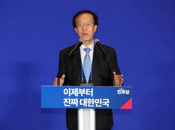 공동선대위원장을 맡은 이석연 전 법제처장이 지난달 30일 서울 여의도 국회 의원회관에서 열린 더불어민주당 제21대 대통령선거 '진짜 대한민국' 중앙선거대책위원회 출범식에서 발언하고 있다. 〈사진=연합뉴스〉