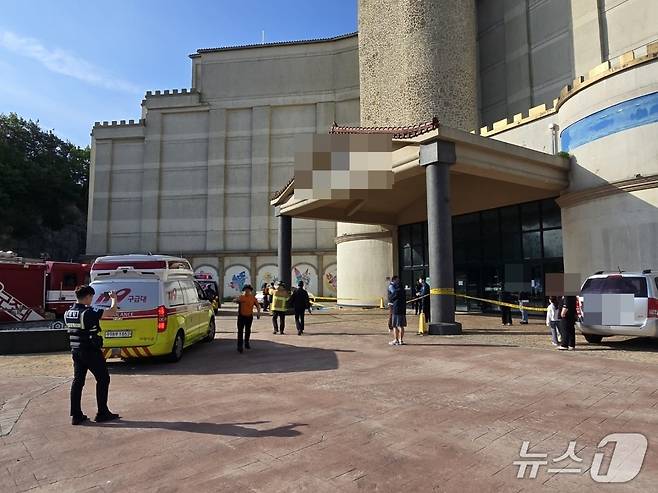 5일 오전 6시 56분쯤 일산화탄소가 누출된 전남 완도의 한 리조트가 관계 당국에 의해 통제되고 있다.(전남 소방 제공. 재판매 및 DB 금지) 2025.5.5/뉴스1