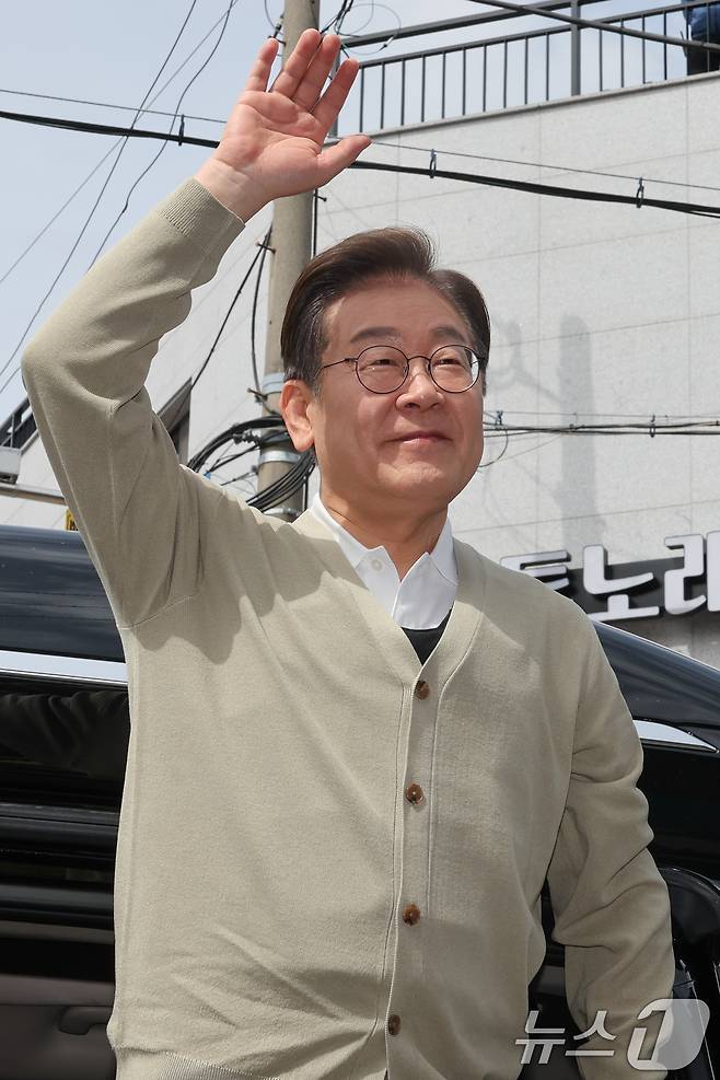 이재명 더불어민주당 대통령 후보가 6일 오전 골목골목 경청투어를 위해 충북 증평군 장뜰시장을 찾아 인사하고 있다. 2025.5.6/뉴스1 ⓒ News1 안은나 기자