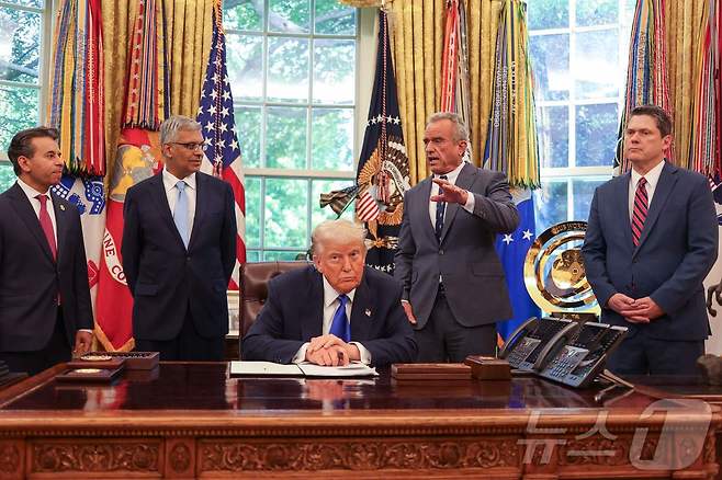 도널드 트럼프 미국 대통령이 5일(현지시간) 워싱턴 백악관에서 열린 의약품 제조 촉진 관련 행정명령 서명식에 로버트 케네디 주니어 보건복지 장관, 마틴 마카리 FDA 국장, 빈스 헤일리 정치 고문 등과 참석을 하고 있다. 2025.05.06 ⓒ AFP=뉴스1 ⓒ News1 우동명 기자