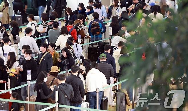 최장 엿새간 이어지는 징검다리 황금연휴가 시작된 1일 인천국제공항 제1여객터미널 출국 수속장이 여행객들로 붐비고 있다. 2025.5.1/뉴스1 ⓒ News1 김진환 기자