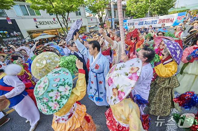 남원 23개 읍면동 시민 5000여명과 해외 공연단 등이 대규모로 참여하는 춘향제 대표 프로그램 발광난장 대동길놀이 모습. 최경식 남원시장이 손을 들어 인사를 건내고 있다.(남원시 제공. 재판매 및 DB 금지)/뉴스1