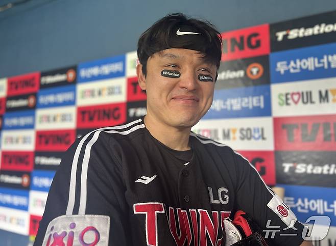 LG 트윈스 포수 박동원이 6일 KBO리그 잠실 두산 베어스전에서 결승 홈런을 터뜨려 팀 승리를 이끈 뒤 인터뷰하고 있다. 2025.5.6/뉴스1 ⓒ News1 이상철 기자