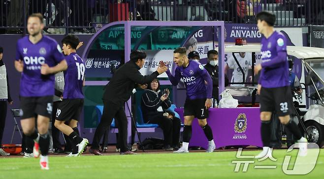 6일 경기 안양시 안양종합운동장에서 열린 프로축구 하나은행 K리그1 2025 12라운드 FC안양과 FC서울과의 경기에서 선제골을 넣은 안양 마테우스가 동료들과 기뻐하고 있다. 2025.5.6/뉴스1 ⓒ News1 황기선 기자