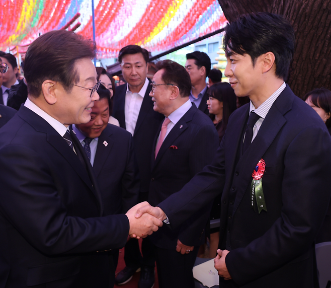 이재명 대선 후보, 가수 이승기와 악수하고 있다. 2025.5.5 연합뉴스