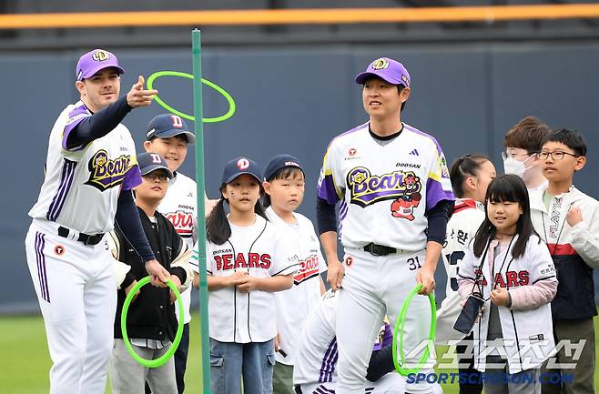 경기 전 두린이들과 즐거운 시간 보낸 잭로그와 정수빈.