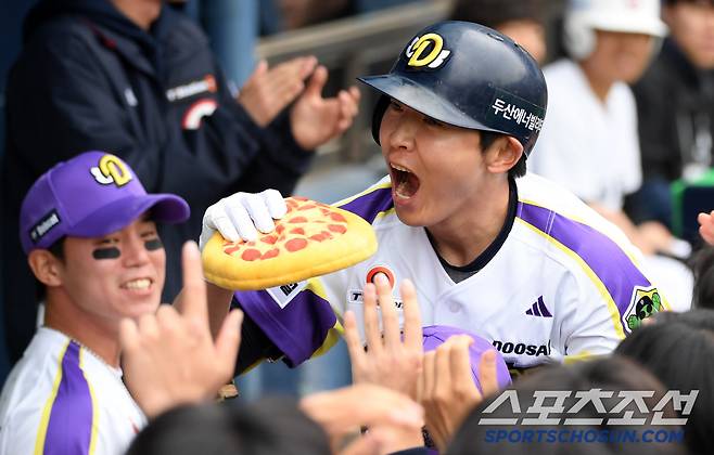 타격 코치 등에 업혀 피자 먹방 세리머니.