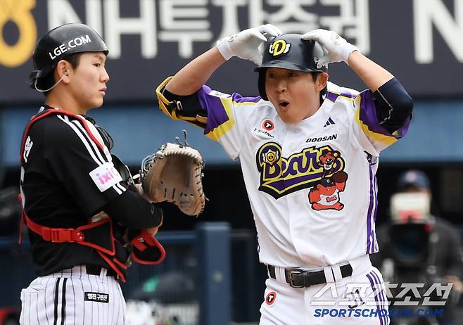 5일 잠실구장에서 열린 두산 베어스와 LG 트윈스의 경기. 3회말 두산 정수빈이 솔로포를 날린 뒤 환호하고 있다. 잠실=박재만 기자 pjm@sportschosun.com/2025.05.05/