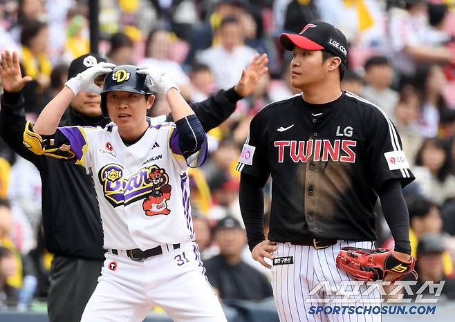 5일 잠실구장에서 열린 두산 베어스와 LG 트윈스의 경기. 5회말 무사 1루 두산 정수빈이 적시타 날린 뒤 환호하고 있다. 잠실=박재만 기자 pjm@sportschosun.com/2025.05.05/
