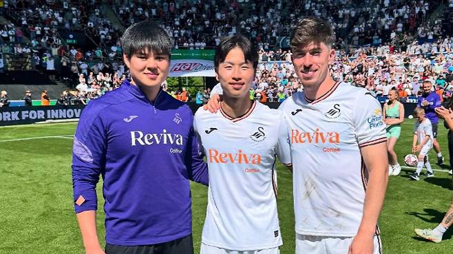 사진출처=엄지성 SNS