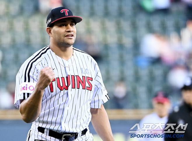 24일 잠실야구장에서 열린 NC와 LG의 경기, 1회초 1사 만루의 위기를 넘긴 LG 치리노스가 기뻐하고 있다. 잠실=허상욱 기자wook@sportschosun.com/2025.04.24/