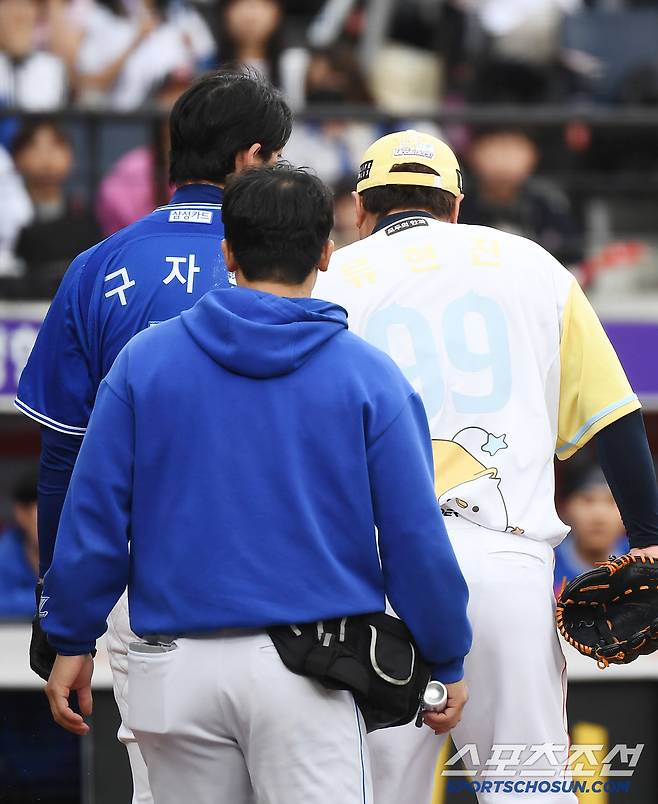 6일 대전 한화생명볼파크에서 열린 삼성-한화전. 3회초 2사 구자욱이 류현진의 사구에 맞았다. 류현진이 구자욱에게 다가가 사과하고 있다. 대전=정재근 기자 cjg@sportschosun.com/2025..5.6/