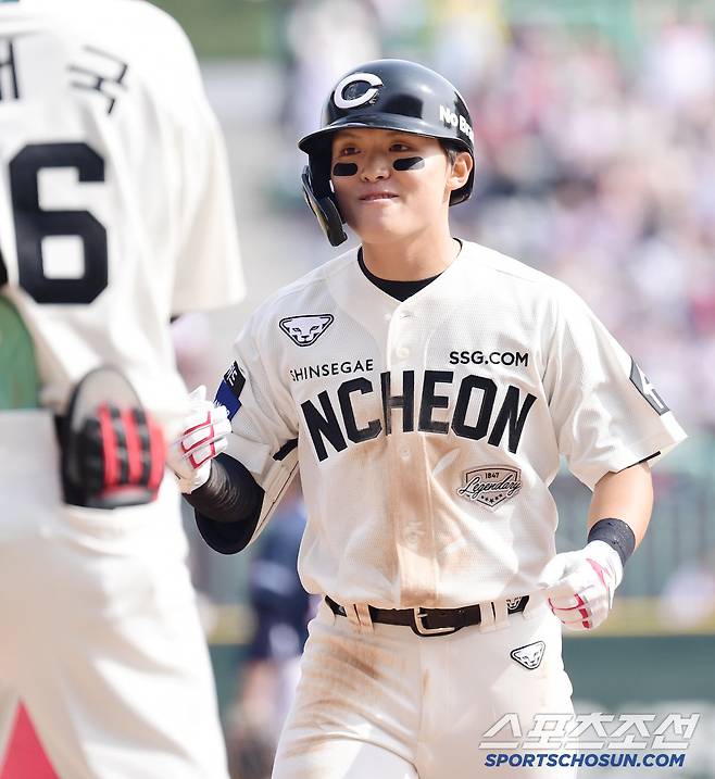 23일 인천 SSG랜더스필드에서 KBO리그 SSG와 두산의 경기가 열렸다. 3회 1사 만루. 2타점 적시타 날린 SSG 정준재. 인천=송정헌 기자songs@sportschosun.com/2025.03.23/