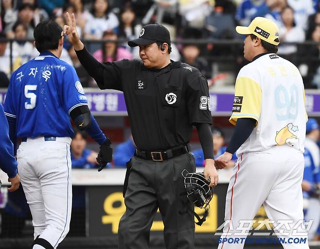 6일 대전 한화생명볼파크에서 열린 삼성-한화전. 3회초 2사 구자욱이 류현진의 사구에 맞았다. 류현진이 구자욱에게 사과하기 위해 다가가고 있다. 대전=정재근 기자 cjg@sportschosun.com/2025..5.6/