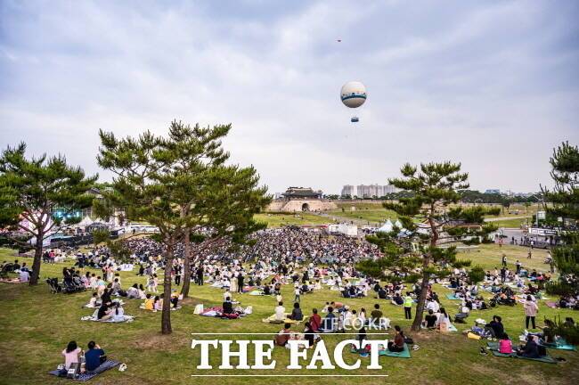 수원지역 만세운동이 있었던 수원화성 연무대를 시민들이 자유롭게 즐기고 있는 모습. /수원시