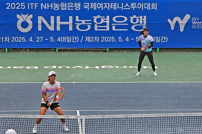 앞쪽 분홍색 상의가 김나리