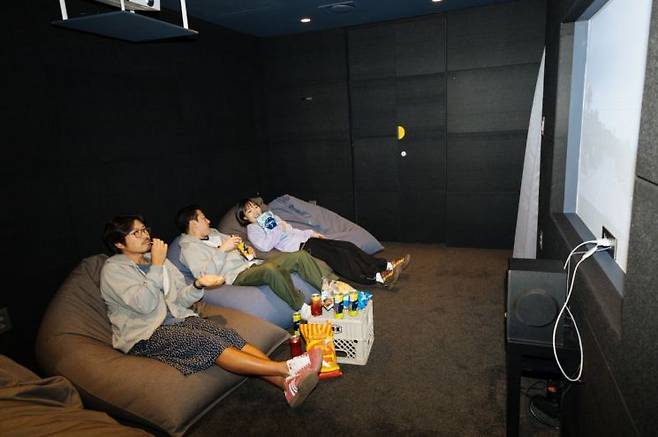 신촌 맹그로브의 시네마 라운지. MGRV 제공.