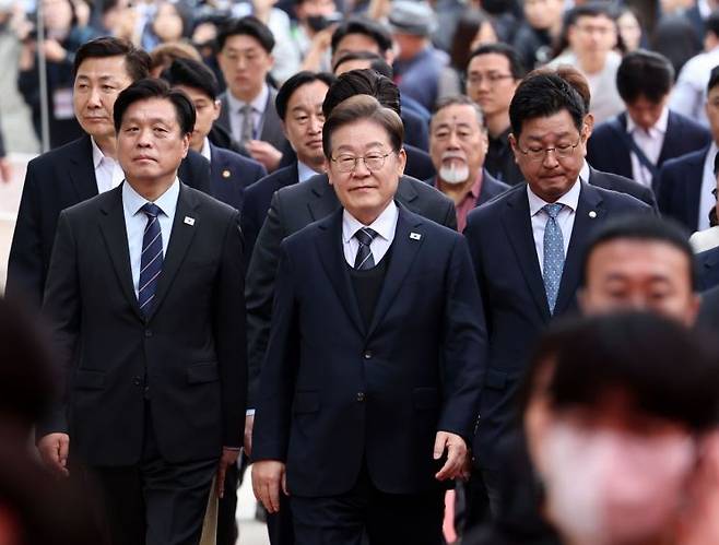 봉축법요식 참석하는 이재명 대선 후보   (서울=연합뉴스) 윤동진 기자 = 더불어민주당 이재명 대선 후보가 5일 서울 종로구 조계사에서 열린 불기 2569년 부처님오신날 봉축법요식에 참석하고 있다. 2025.5.5    mon@yna.co.kr(끝)＜저작권자(c) 연합뉴스, 무단 전재-재배포, AI 학습 및 활용 금지＞