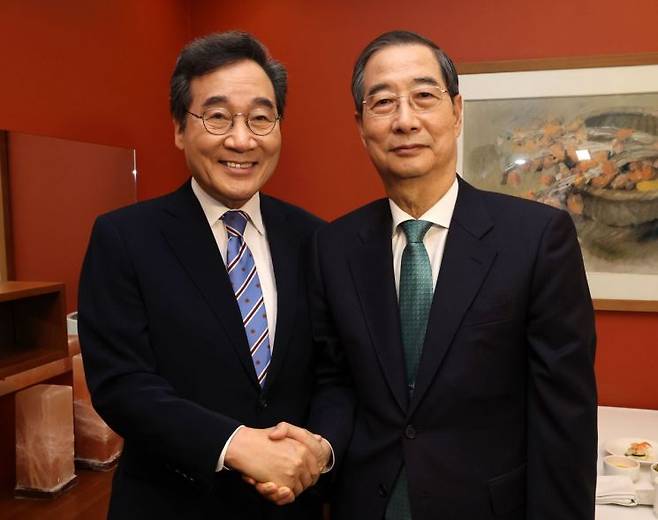 악수하는 한덕수 예비후보와 이낙연 전 총리    (서울=연합뉴스) 이정훈 기자 = 6일 서울 중구 컨퍼런스하우스달개비에서 무소속 한덕수 대선 예비후보와 이낙연 전 국무총리가 오찬 회동을 하기 전 악수하고 있다. 2025.5.6 [공동취재]    uwg806@yna.co.kr(끝)＜저작권자(c) 연합뉴스, 무단 전재-재배포, AI 학습 및 활용 금지＞