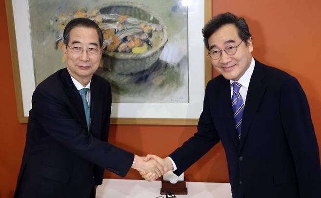 6일 서울 중구 컨퍼런스하우스달개비에서 무소속 한덕수 대선 예비후보와 이낙연 전 국무총리가 오찬 회동을 하기 전 악수하고 있다. 연합뉴스