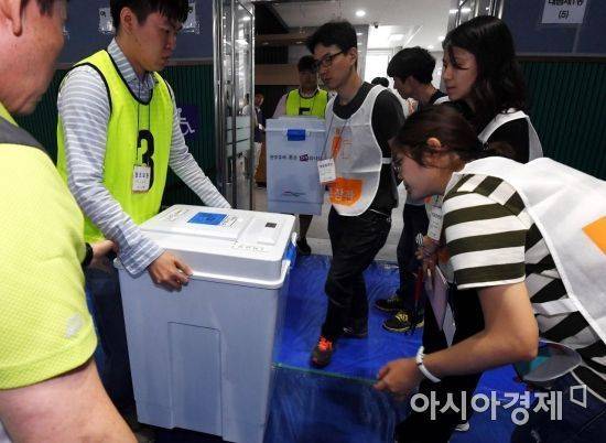 투표함 꼼꼼히 살피는 개표 참관인들. 김현민기자