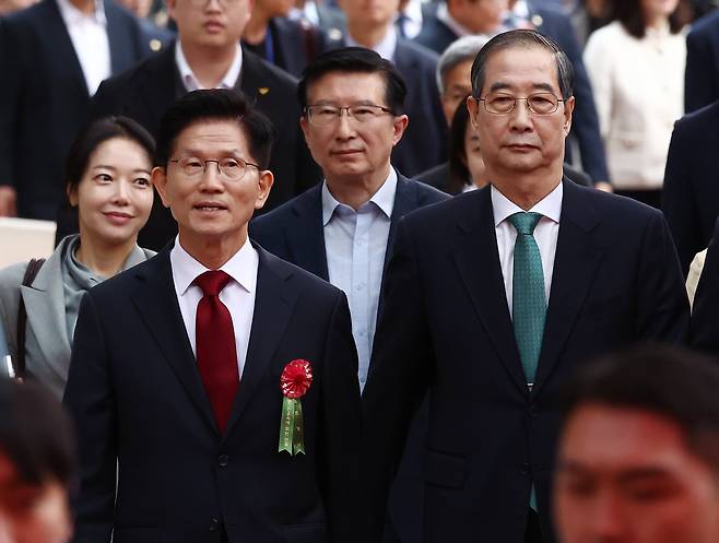 김문수(왼쪽) 국민의힘 대통령 후보와 한덕수 무소속 대통령 선거 예비후보가 5일 오전 서울 종로구 조계사에서 열린 불기 2569년 부처님오신날 봉축법요식에 참석하고 있다. 2025.5.5/뉴스1 ⓒ News1 김민지 기자