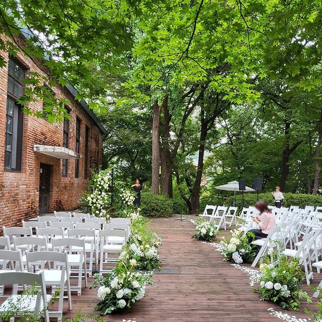 서울 동대문구 전농동 서울시립대 캠퍼스 내 자작마루 야외 예식장. 올해 예약이 거의 다 찼을 정도로 인기다./서울시