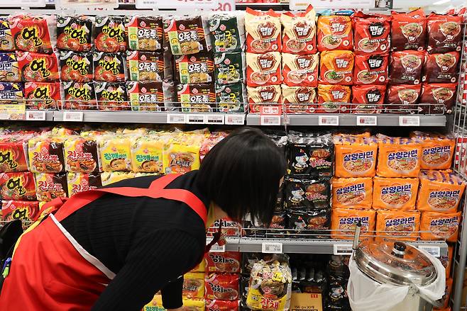 서울 시내의 한 대형마트 라면코너./뉴스1
