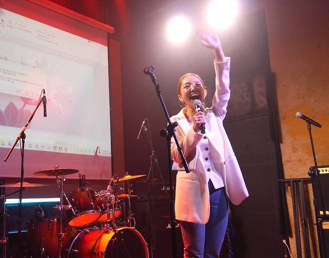 한국어판 '마이 노트'를 출간한 인플루언서 겸 작가 유리 요시미가 지난달 26일 열린 한일 대중음악 교류 행사에서 노래하고 있다./Lily's