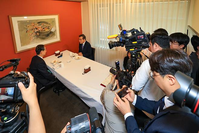 한덕수 무소속 대통령 선거 예비 후보와 이낙연 새미래민주당 상임고문이 6일 서울 중구 달개비 컨퍼런스하우스에서 오찬회동을 하고 있다 /뉴시스