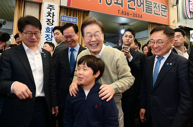 이재명 더불어민주당 대선후보가 6일 충북 증평군 장뜰시장을 찾아 시민들을 만나고 있다./뉴시스