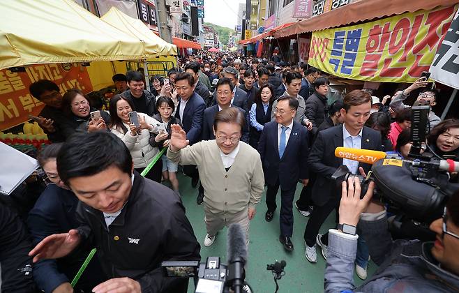 이재명 더불어민주당 대선 후보가 '골목골목 경청투어:국토종주편'에 나선 6일 충북 영동군 영동전통시장을 찾아 인사를 하고 있다./연합뉴스