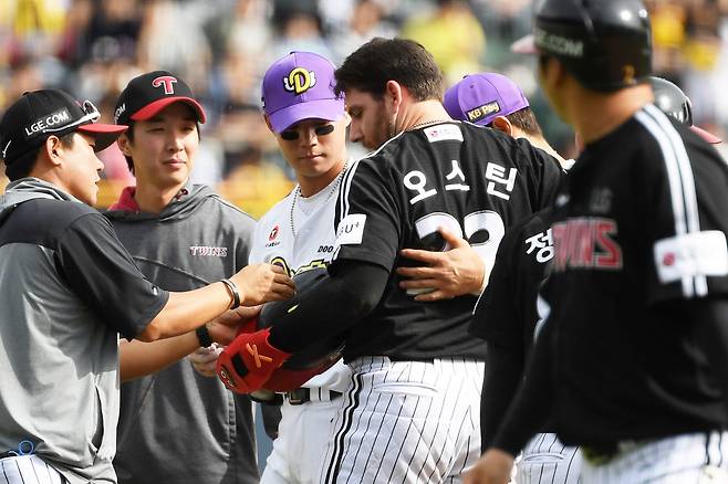 6일 잠실구장에서 열린 두산 베어스와 LG 트윈스의 경기. 8회초 무사 1루 LG 문보경 내야 땅볼 때 2루로 향하던 오스틴이 2루수 강승호와 충돌 후 통증을 호소하고 있다./박재만 스포츠조선 기자