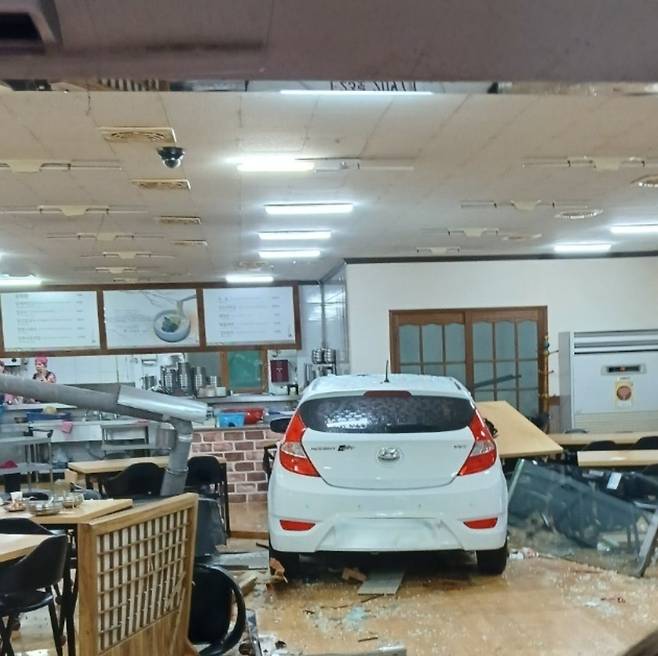 6일 오후 4시19분쯤 대구 달서구 도원동에서 승용차가 식당 안으로 돌진해 손님 등 2명이 중경상을 입었다./대구소방안전본부