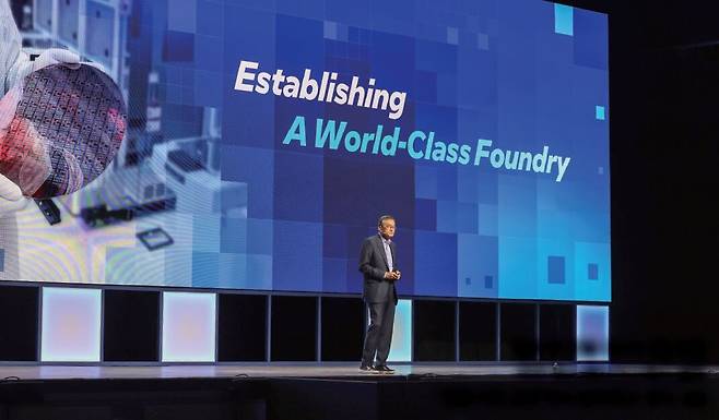 립부 탄 인텔 CEO가 3월 31일 미국 라스베이거스에서 열린 ‘인텔 비전 2025’에서 발표하고 있다. /사진= 인텔