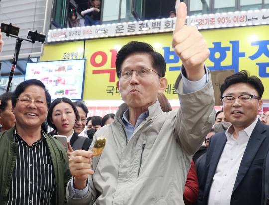 국민의힘 김문수 대선 후보가 6일 경북 포항시 죽도시장을 찾아 어묵을 먹으며 엄지를 치켜들고 있다. 연합뉴스