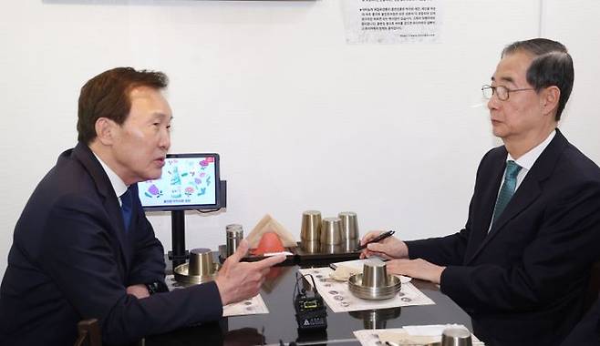 한덕수 무소속 대선 예비후보(오른쪽)와 손학규 전 바른미래당 대표(전 민주당 대표)가 5일 서울 종로구 한 식당에서 만찬 회동을 하고 있다. ⓒ뉴시스