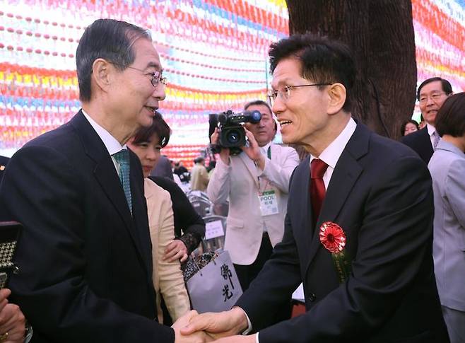 김문수 국민의힘 대선 후보와 한덕수 무소속 대선 예비후보가 5일 서울 종로구 조계사에서 열린 부처님오신날 봉축법요식에서 악수하고 있다. ⓒ뉴시스